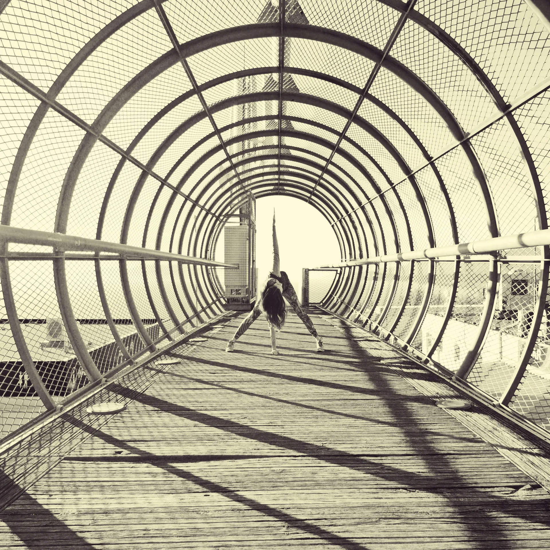 Joga powięziowa a integracja strukturalna: Jak grawitacja modeluje nasze ciało?