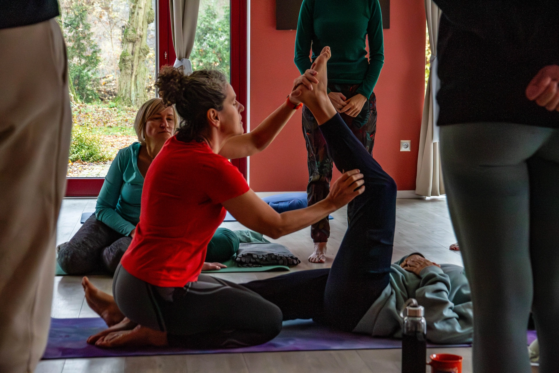 Uczestnicy podczas praktyki jogi powięziowej w Nieznanicach