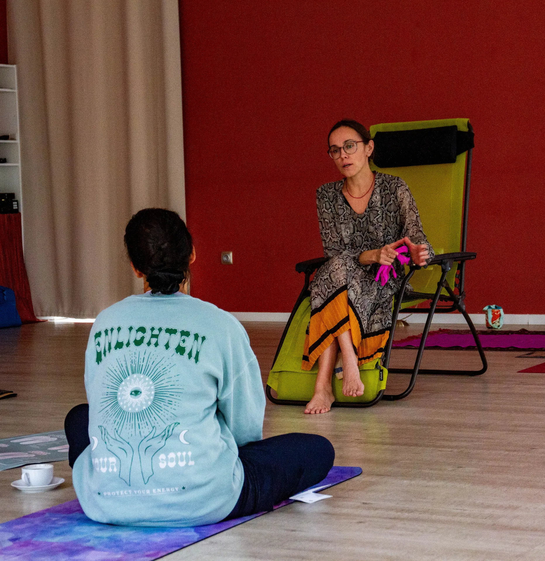 Wiola prowadzi zajęcia z refleksoterapii w Nieznanicach