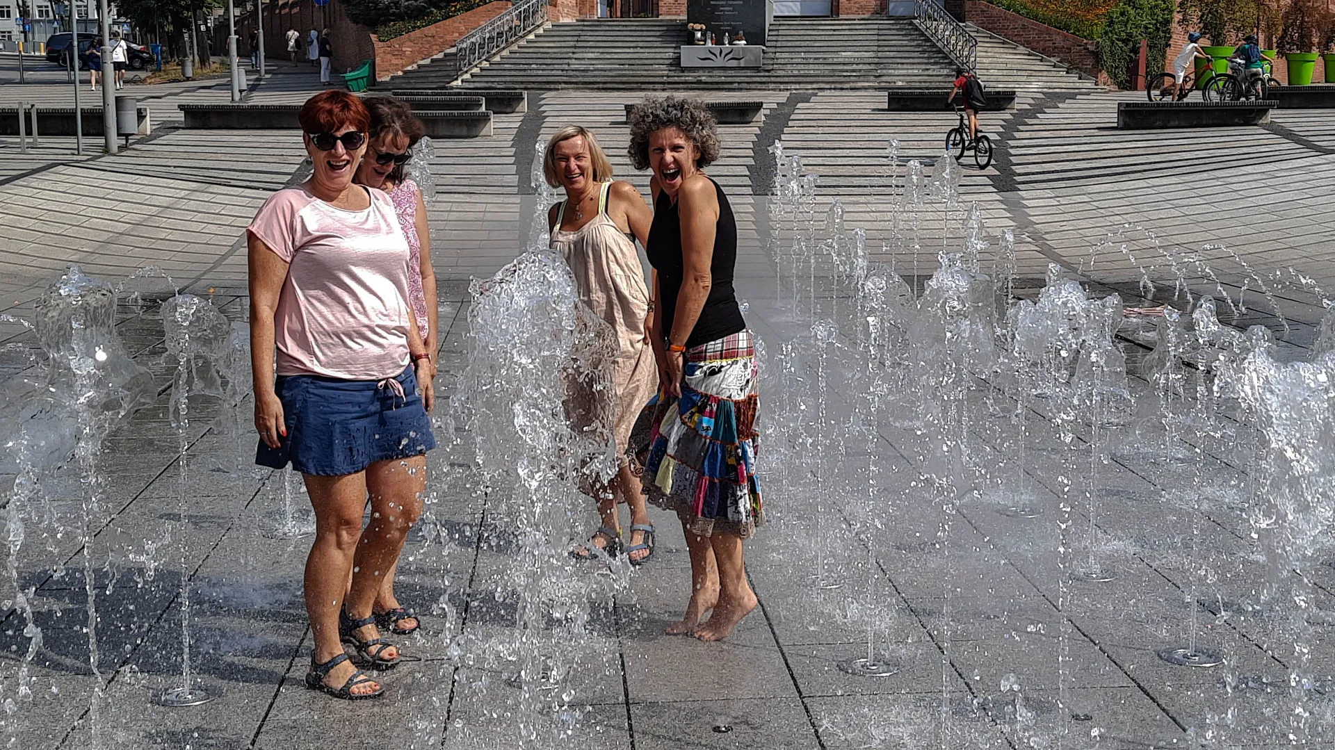 Uczestnicy warsztatu jogi powięziowej - praktyka w grupie