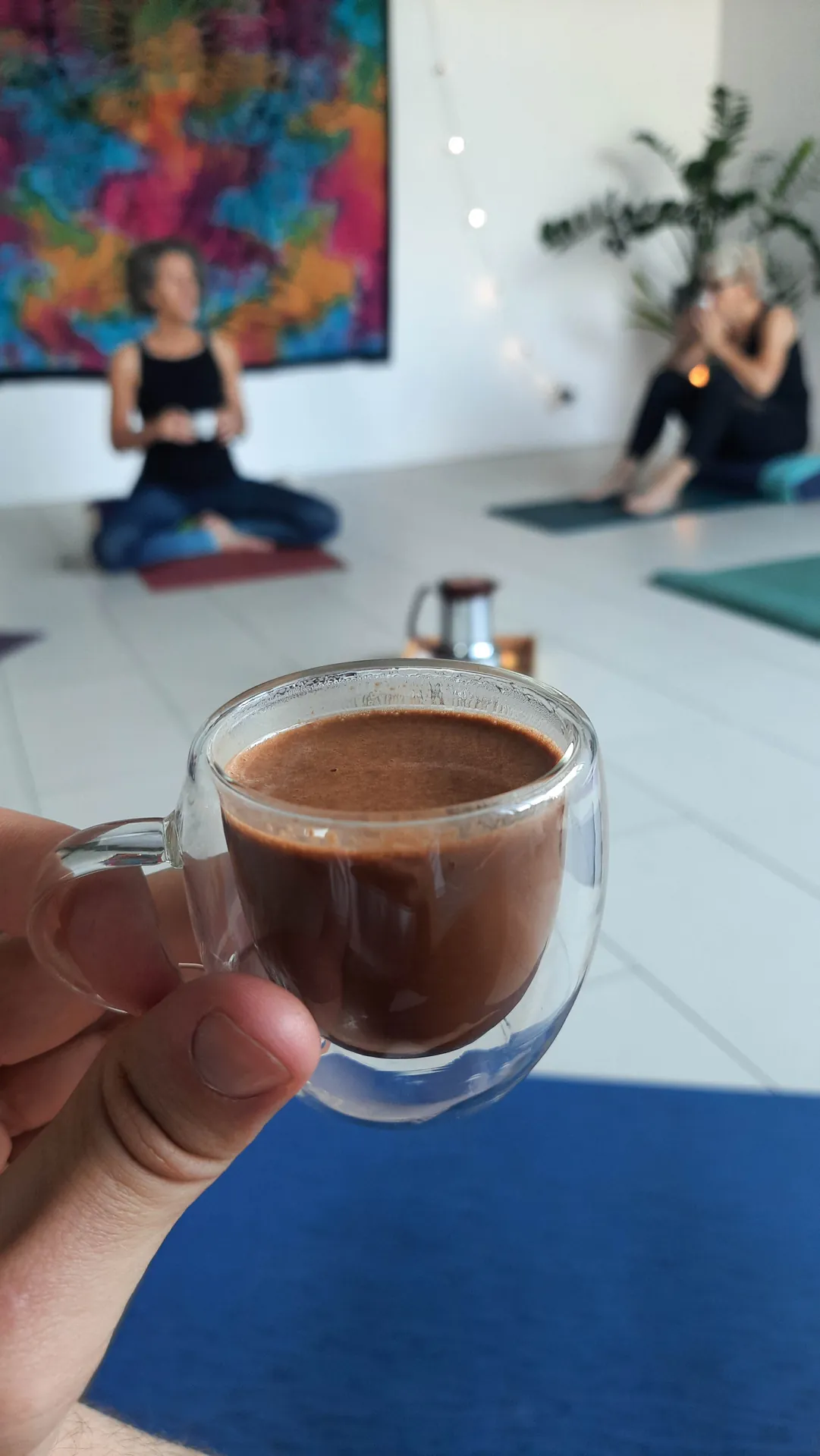 Mała ceremonia kakao podczas warsztatu jogi powięziowej